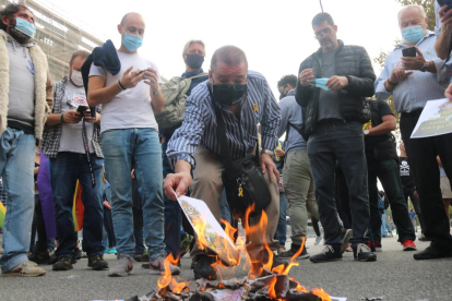 Imagen de manifestantes quemando fotos del rey.