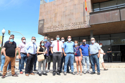 Conductores y trabajadores de empresas de autocares de la demarcación de Tarragona concentrados ante|delante de la subdelegación del gobierno español.