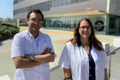 Ángel Montero y Helena Castillo, investigadoras del estudio sobre el sarcoma de Ewing realizado en el Hospital Sant Joan de Déu.