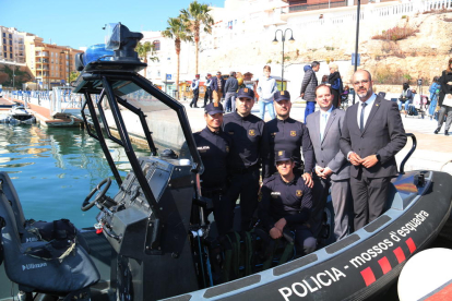 El conseller de Interior, Miquel Buch, y agentes de la unidad subacuática de los Mossos d'Esquadra en una de las embarcaciones del cuerpo.