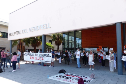 Los profesionales sanitarios delante de el Hospital del Vendrell.