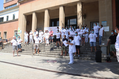 Protesta de celadores delante del Hospital Josep Trueta de Girona.