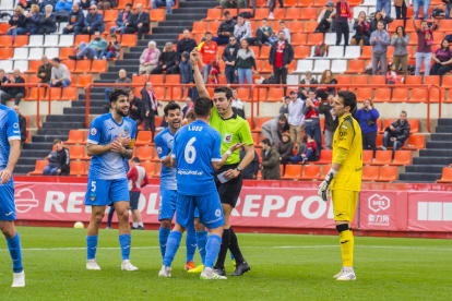 Los jugadores del Lleida en el partido disputado el domingo contra el Nàstic en el Nou Estadi.