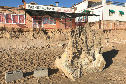 Una piedra de grandes dimensiones situada en medio de la playa Larga de Tarragona, como consecuencia del Gloria.
