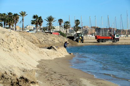 Un montón de arena acumulada en la playa de Ponent de Salou, donde|dónde el temporal Se Gloria dejó un excedente y que se priva trasvasant hacia otras playas.