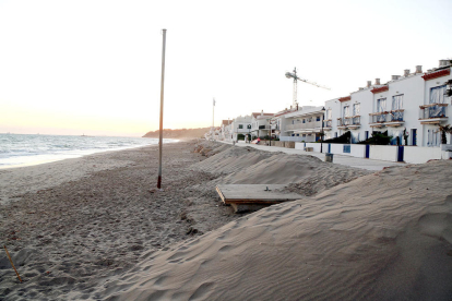 La platja d'Altafulla el 18 de febrer del 2020, un mes després del temporal Gloria.