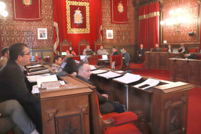 El saló de plens de l'Ajuntament de Tarragona, durant la sessió plenària d'aquest divendres.