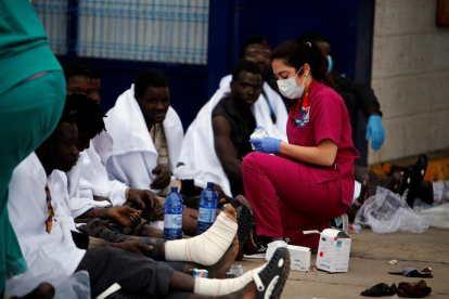 Una sanitària assistint les persones que han accedit a Melilla.