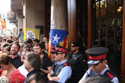Diputados de varias formaciones delante de la sede de Economía, delante de Mossos y Guardia Civil entre esteladas y varias pancartas en las paredes del edificio, el 20 de septiembre de 2017