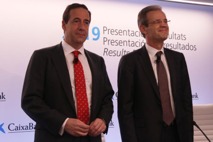 Pla curt del president de CaixaBank, Jordi Gual, i del conseller delegat, Gonzalo Gortázar, durant la roda de premsa de presentació de resultats del banc del 2019