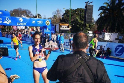 Marta Galimany amb el trofeu de campiona d'Espanya en Marató