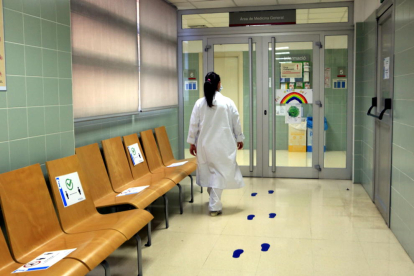 Una infermera del CAP Verdaguer camina cap a l'àrea reservada a l'atenció pediàtrica.