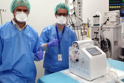 Dos trabajadores haciendo pruebas con un ventilador de emergencia al Hospital Germans Trias i Pujol.