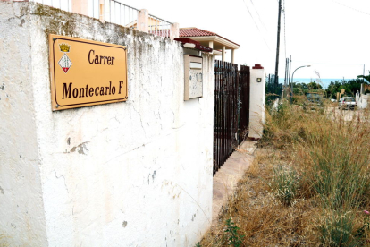 Primer pla del cartell del carrer on estava la casa casa dels terroristes del 17-A, a Alcanar Platja.