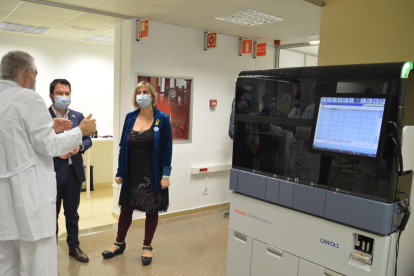 Aragonès i Vergés, durant la visita al laboratori clínic de la metropolitana nord a l'Hospital Germans Trias i Pujol de Badalona.