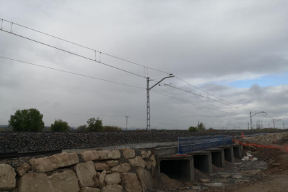 Imatge d'un tram reparat de la línia ferroviària d'ample convencional a Puigverd de Lleida