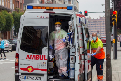 Una ambulància al centre de Gijón.