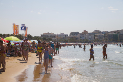 Imagen de archivo de la playa Jaume I de Salou llena de turistas en el mes de julio.