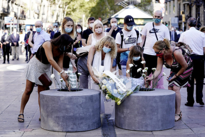 Familiares y amigos de las víctimas y heridos del atentado del 17-A poniendo flores en recuerdo y homenaje, el 17 de agosto del 2020.