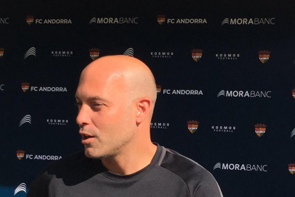 El entrenador de la Andorra, Gabri Garcia, atendiendo los medios