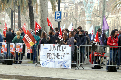 Imatge de la concentració de Doctorands en Lluita davant les portes de l'Audiència de Barcelona.