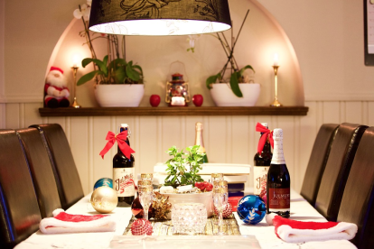 Imagen de una mesa con decoración navideña.