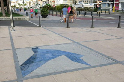 Imagen del mosaico instalado en el paseo marítimo de Cambrils.