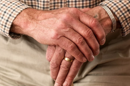 Las familias con personas mayores afectadas con la enfermedad es un colectivo vulnerable.