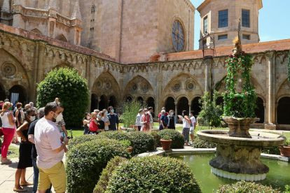 Centenars de persones van passar al llarg del dia pel claustre de la Catedral per veure l'ou com balla.