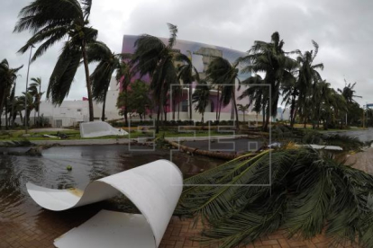 Fotografia dels danys causats pel pas de l'huracà Delta al balneari de Cancun, a l'estat de Quintana Rosego (Mèxic).
