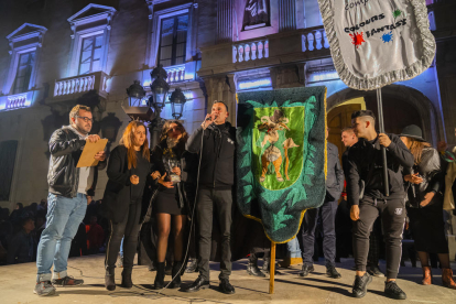 La plaça de la Font va celebrar el veredicte del jurat, que va donar guanyadora del Carnaval a la comparsa Colours Fantasy.