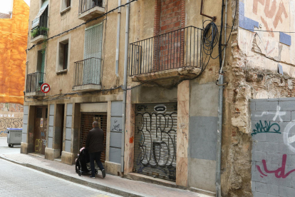 El número 24 de la calle Sant Esteve había acogido anteriormente, según denuncia el vecindario, ocupas.