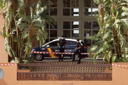 Agentes de la Policía Nacional vigilante el acceso al hotel