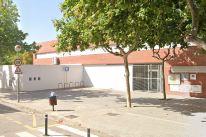 Fachada del Instituto Escuela Joan Ardèvol de Cambrils.