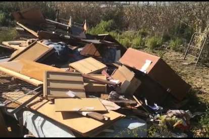Captura del vídeo donde se muestran los muebles tirados al lado del río.