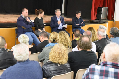 El alcalde de Tarragona, Pau Ricomà, con otros miembros del gobierno municipal durante la reunión con representantes vecinales en el Centro Cívico de Torreforta.