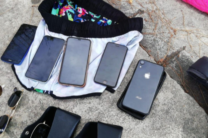 El autor había sustraído gafas|ojeras de sol, llaves, ropa, tarjetas de crédito y cinco teléfonos móviles, uno de los cuales se había escondido en la zona genital.