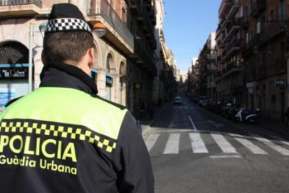 Imatge d'un agent de la Guàrdia Urbana de Tarragona vigilant els carrers de la ciutat.