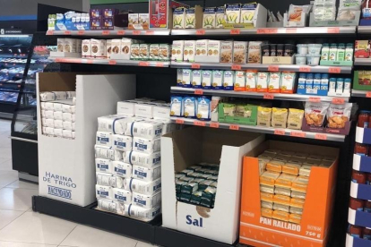 La estantería de una tienda de Mercadona en la cual se vende el bicarbonato de sodio.