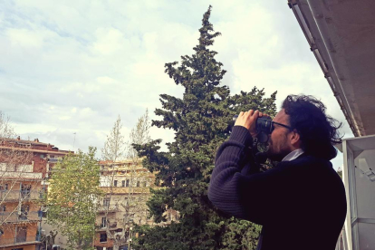 Eugeni Capella haciendo una observación de pájaros desde Salou.