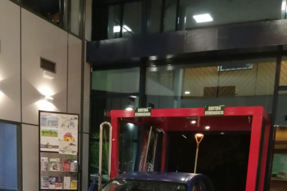 El vehicle encastat contra l'entrada de la comissaria de Mossos de Ripoll.