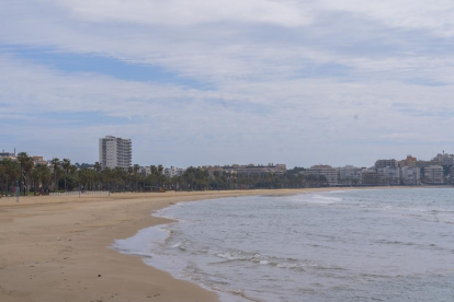 La platja de Llevant de Salou, una de les més concorregudes durant la Setmana Santa, oferia ahir una imatge inèdita.