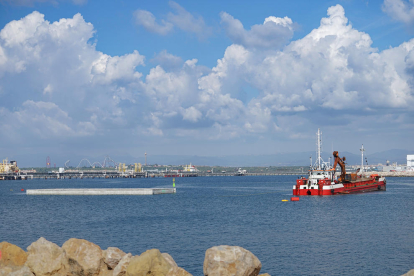 El Puerto de Tarragona colocó ayer la primera cajita de la nueva terminal para cruceros.