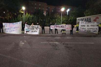 Trabajadores de Bergé Logística protestando en las puertas de Saint-Gobain.