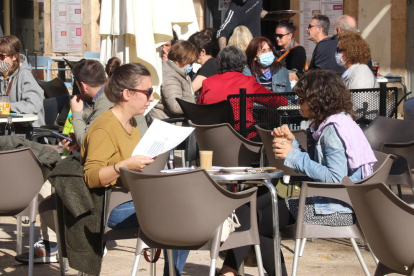 Dues persones en una terrassa d'un bar de la plaça de la Font de Tarragona.