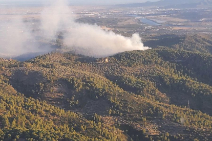 Imatge aèria d'un incendi de vegetació forestal a Tortosa.