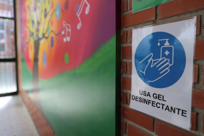 Mensaje para fomentar la higiene en uno de los pasillos del Colegio Jaime Vera de Torrejón de Ardoz, Madrid.