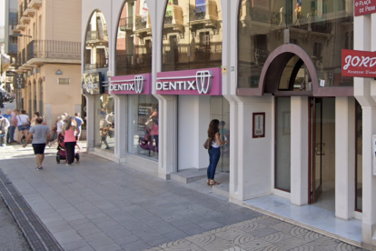 Imagen de archivo de un establecimiento de la clínica dentl en la plaza Prim de Reus.