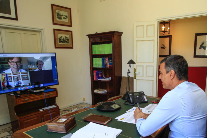 Reunión telemática con el presidente del gobierno español, Pedro Sánchez, el ministro de Sanidad, Salvador Illa, y el director del CCAES, Fernando Simón.