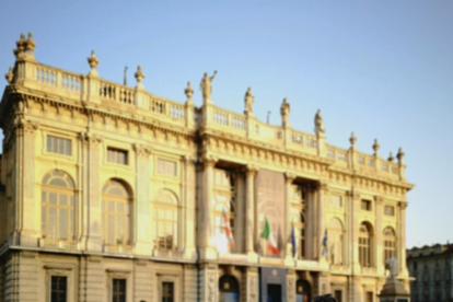 Manzano en una fotografia a la piazza Castello de Torino.